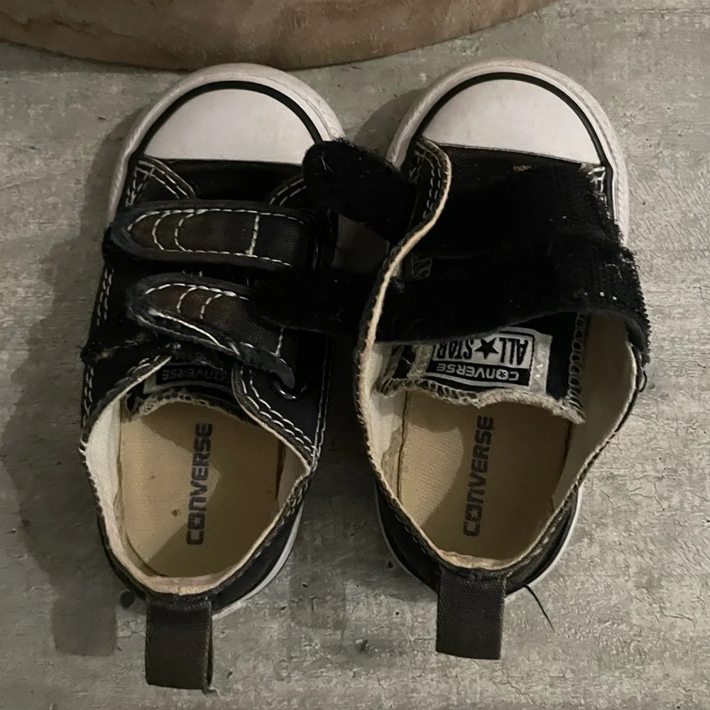 Chuck Taylor® 2V Ox (Infant/Toddler) Velcro size 5